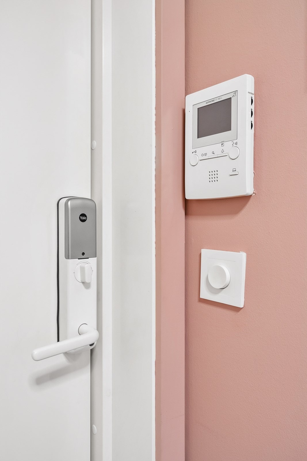 Døren er utstyrt med elektronisk lås fra Yale og porttelefon for enkel adkomst. Galleribilde