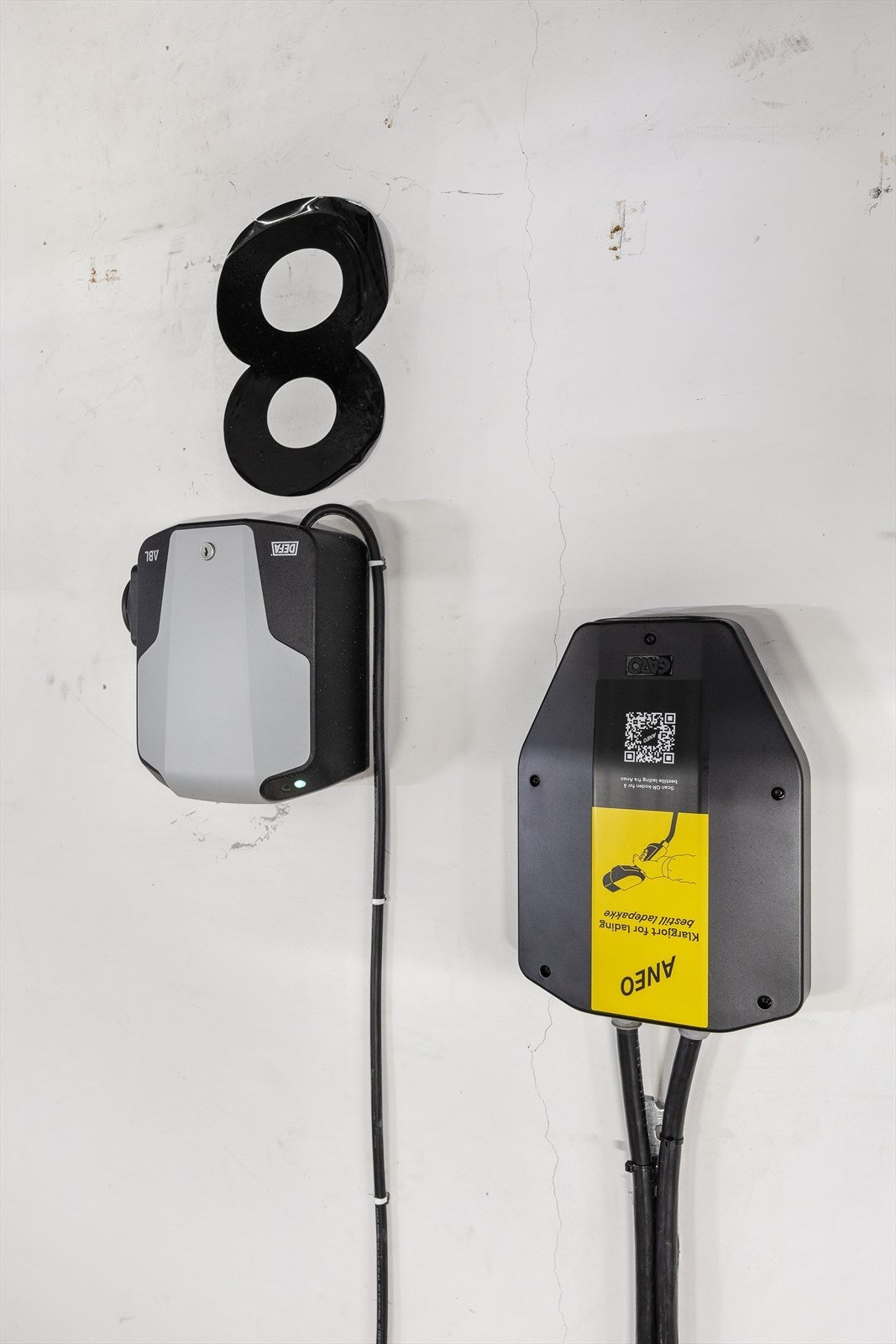 Parkeringsplassen er utstyrt med elbillader. Galleribilde