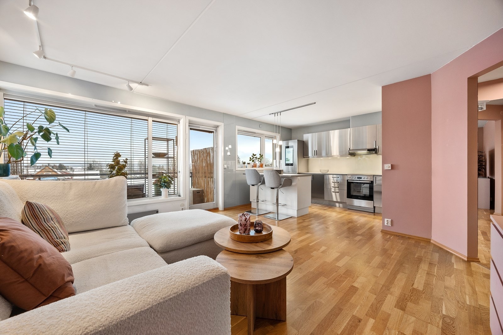 Leiligheten har en åpen og sosial stue- og kjøkkenløsning med store vindusflater. Galleribilde