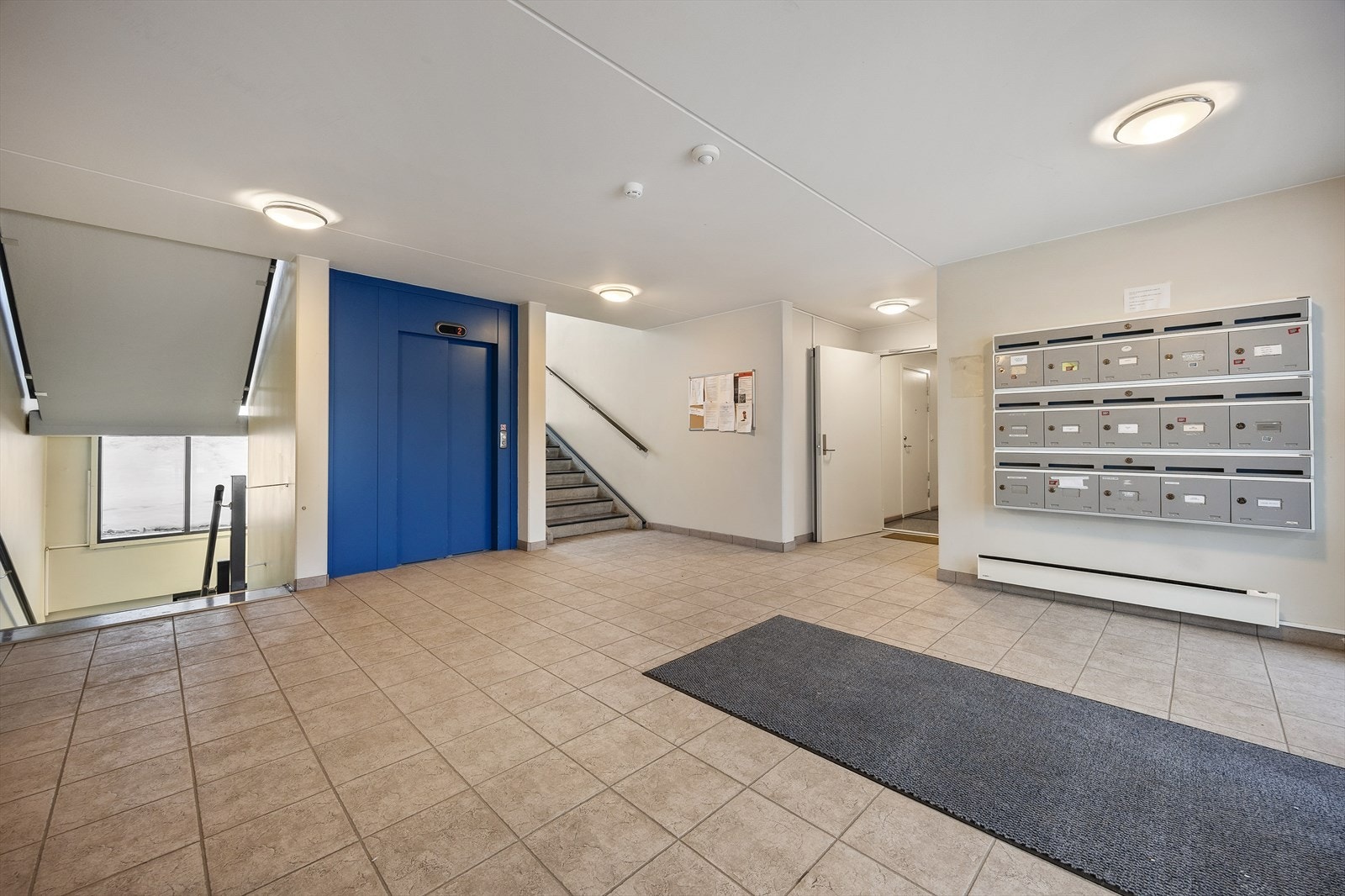 Felles inngangsparti med heis som gir enkel adkomst til leiligheten. Galleribilde