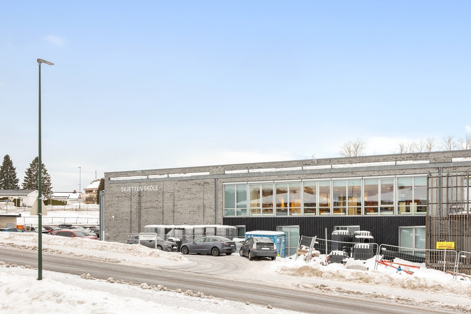 Skjetten skole ligger i umiddelbar nærhet til boligen. Galleribilde