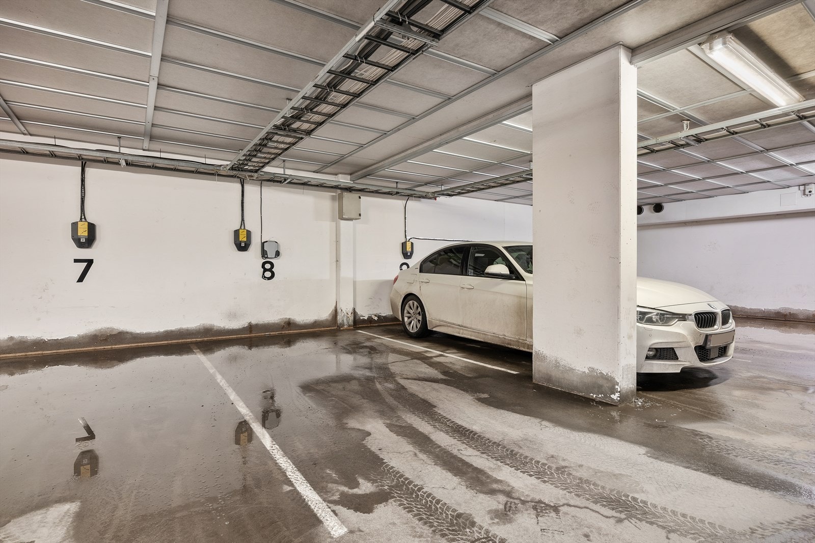 Det medfølger en parkeringsplass i felles garasjeanlegg. Galleribilde