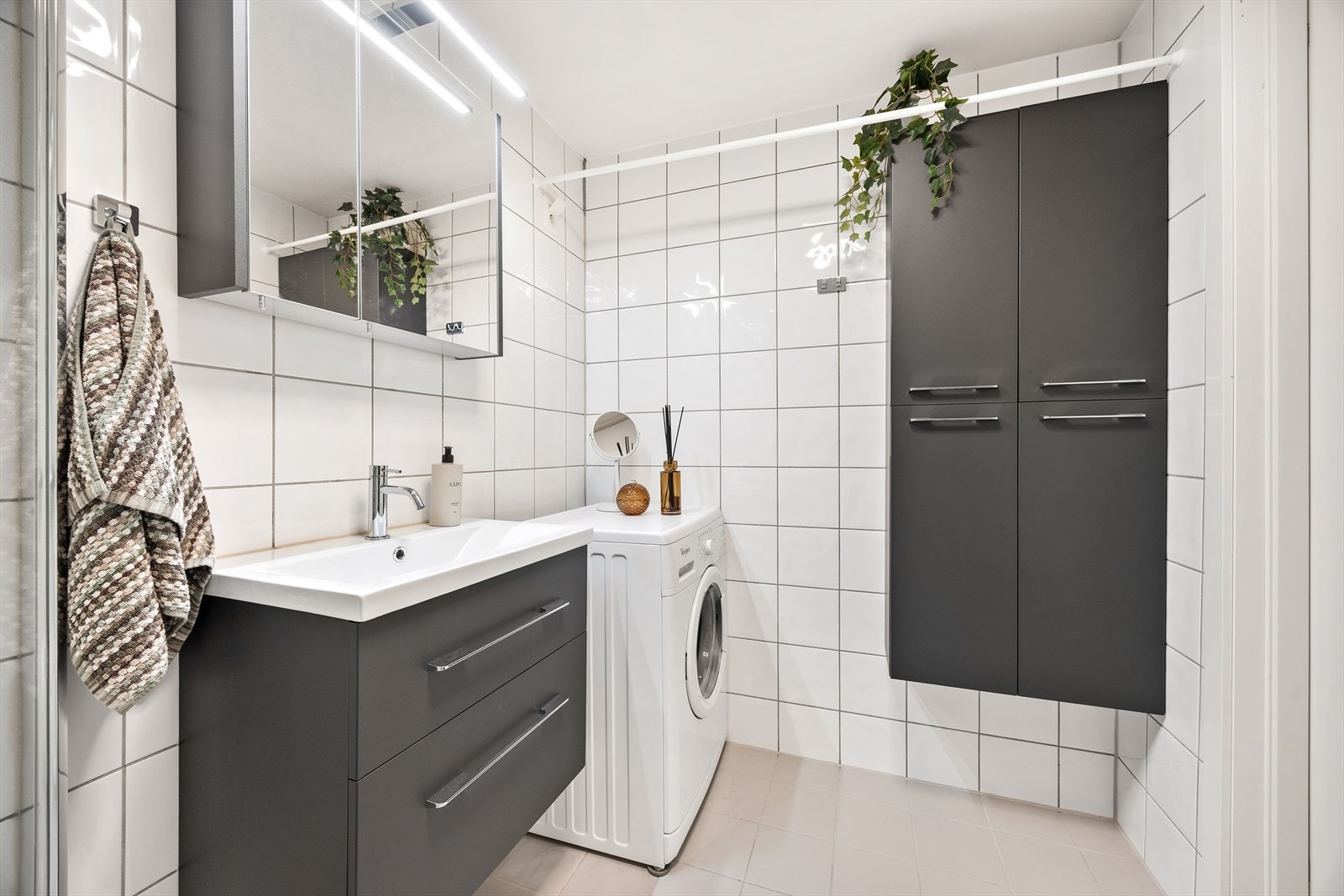 Baderomsinnredningen i mørk utførelse gir gode oppbevaringsmuligheter. Galleribilde