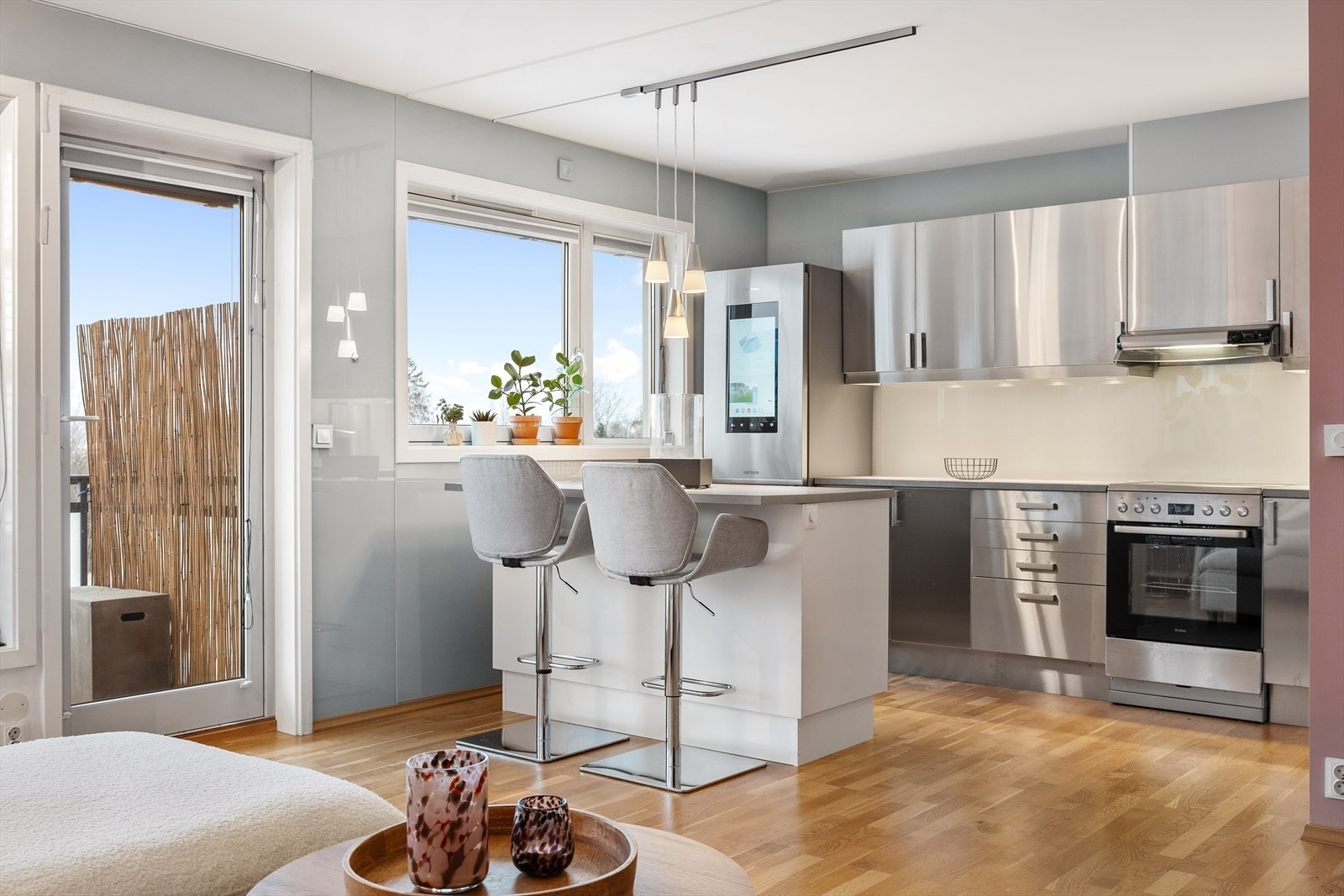 Fra oppholdsrommet er det direkte utgang til en romslig, overbygd balkong. Galleribilde