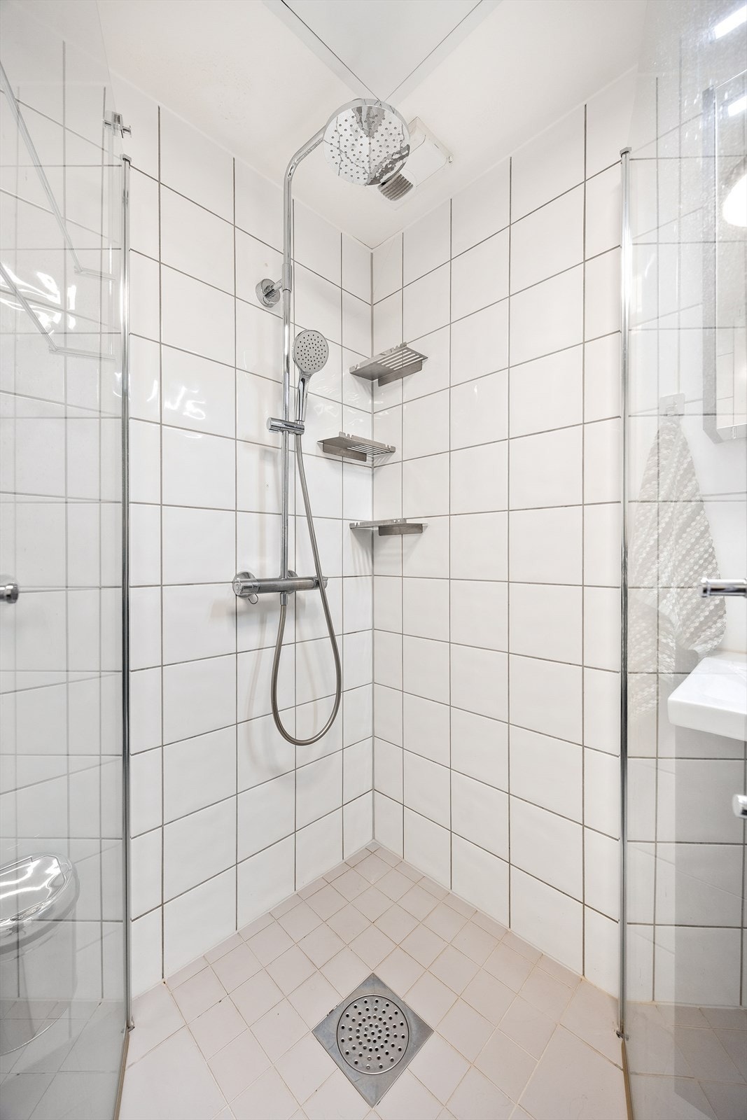 Dusjnisjen er arealeffektiv og utstyrt med både hånddusj og regnfallsdusj. Galleribilde