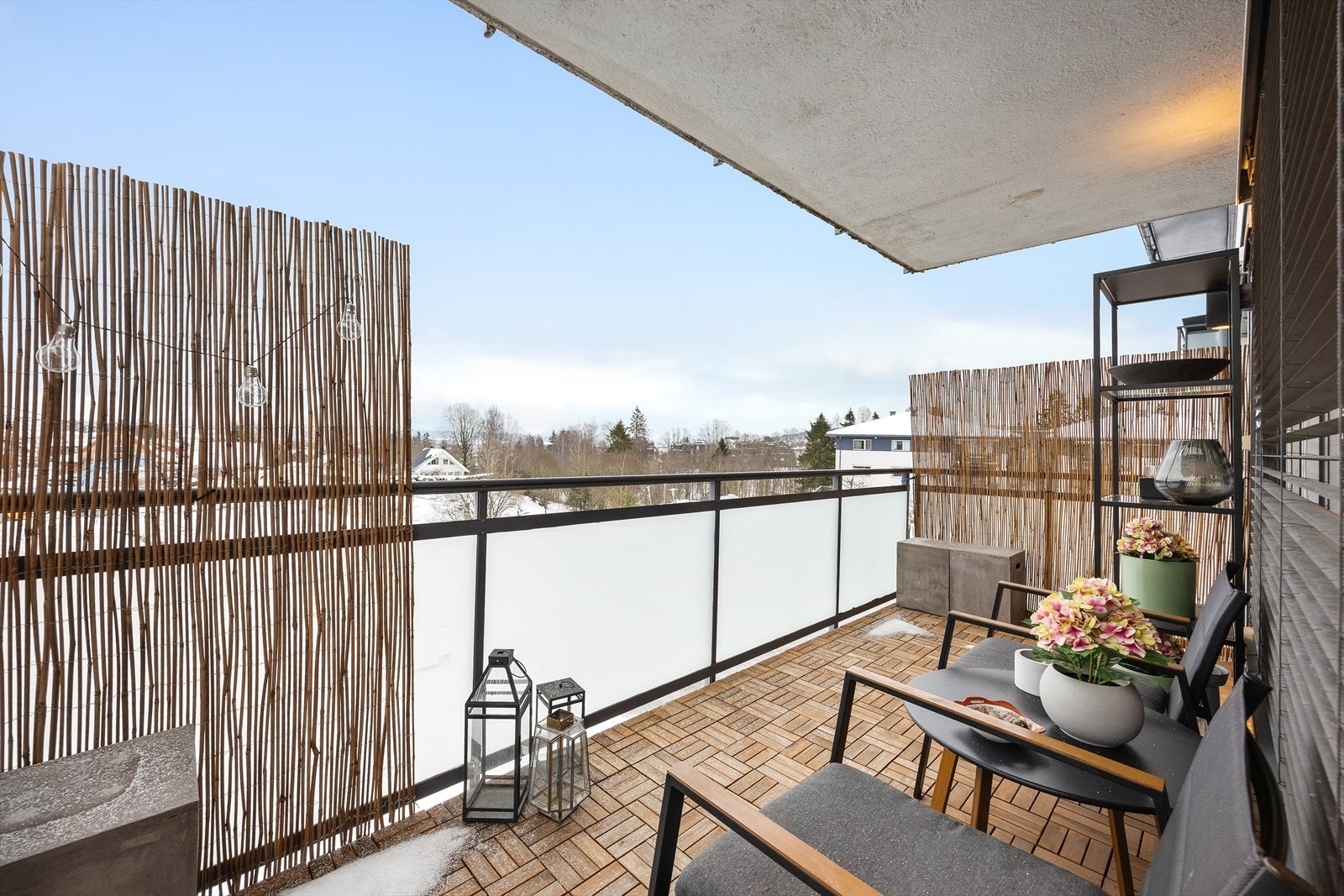 Utsikt fra balkongen over nærområdet. Galleribilde