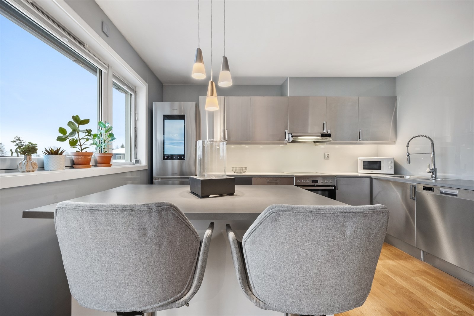 Kjøkkenøya fungerer som en naturlig samlingsplass og gir ekstra spiseplasser. Galleribilde