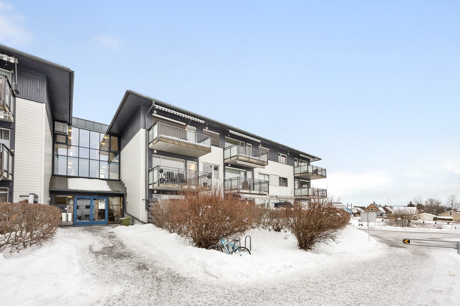 Pent opparbeidet inngangsparti til bygget. Galleribilde