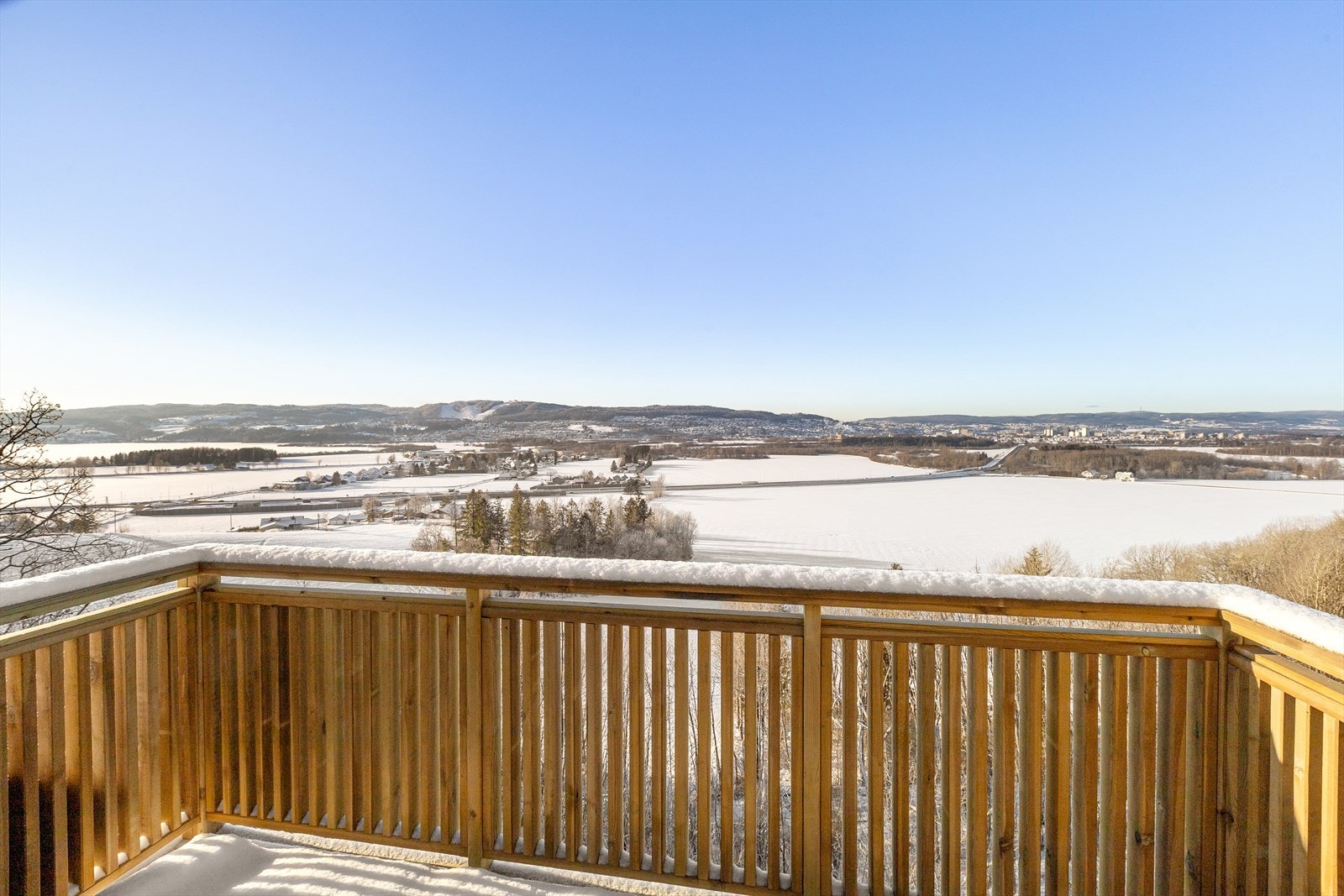 Fra loftstuen er det utgang til vestvendt veranda med fantastisk utsikt! Galleribilde