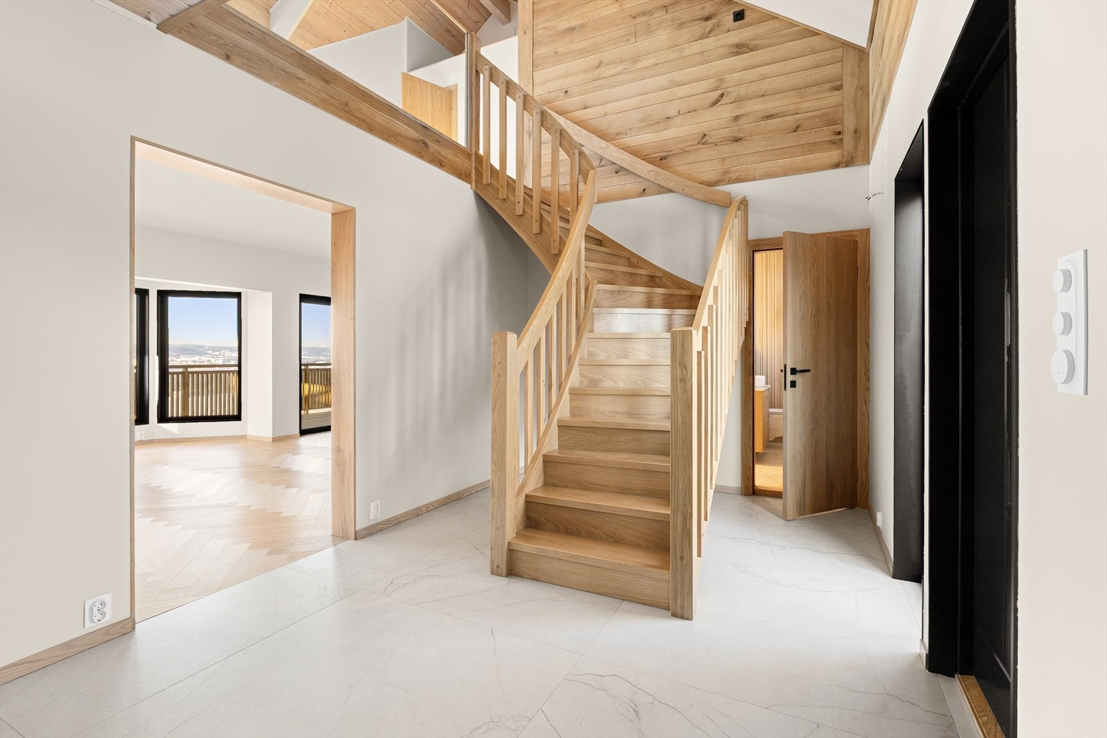 Velkommen hjem! Flislagt gulv og nye innvendige dører som gir et varmt uttrykk, kombinert med moderne overflater. Galleribilde