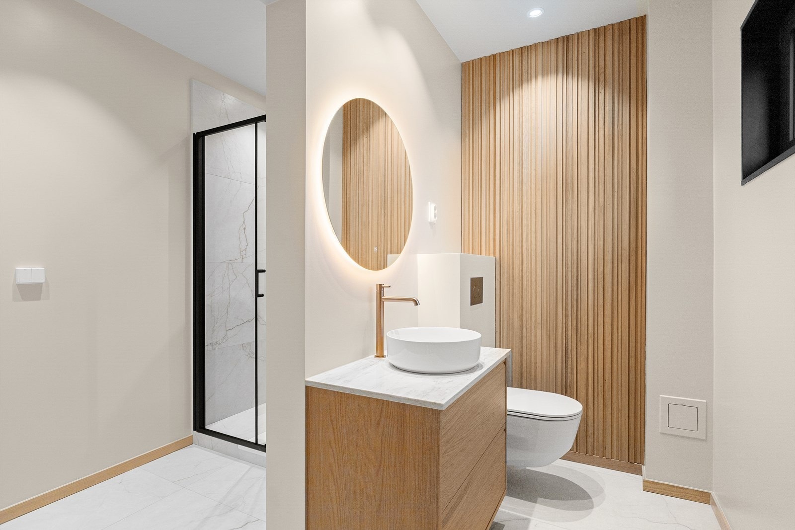 Oppgradert baderom med fine gulvfliser og fliser i dusjsonen. Galleribilde