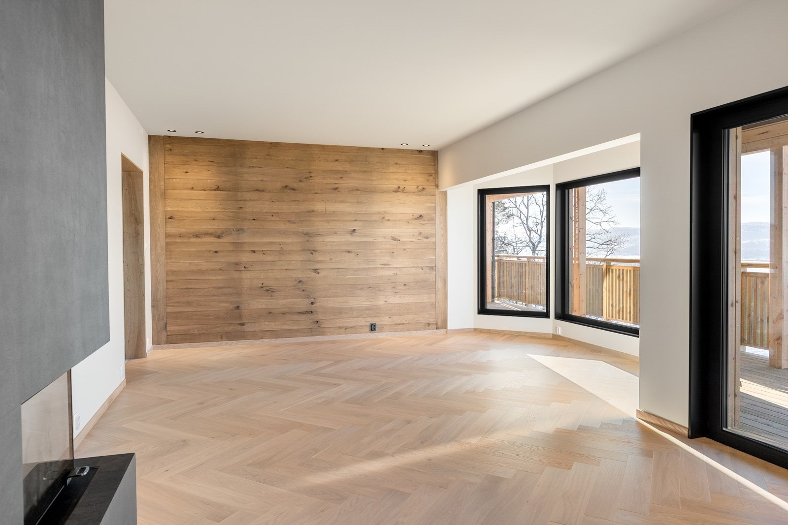 De store vindusflatene gir fine lysforhold i stuen. Galleribilde