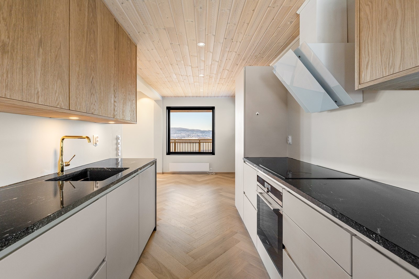 Himlingen og frontene på overskapene gir en varm brytning til det ellers tidløse. Galleribilde