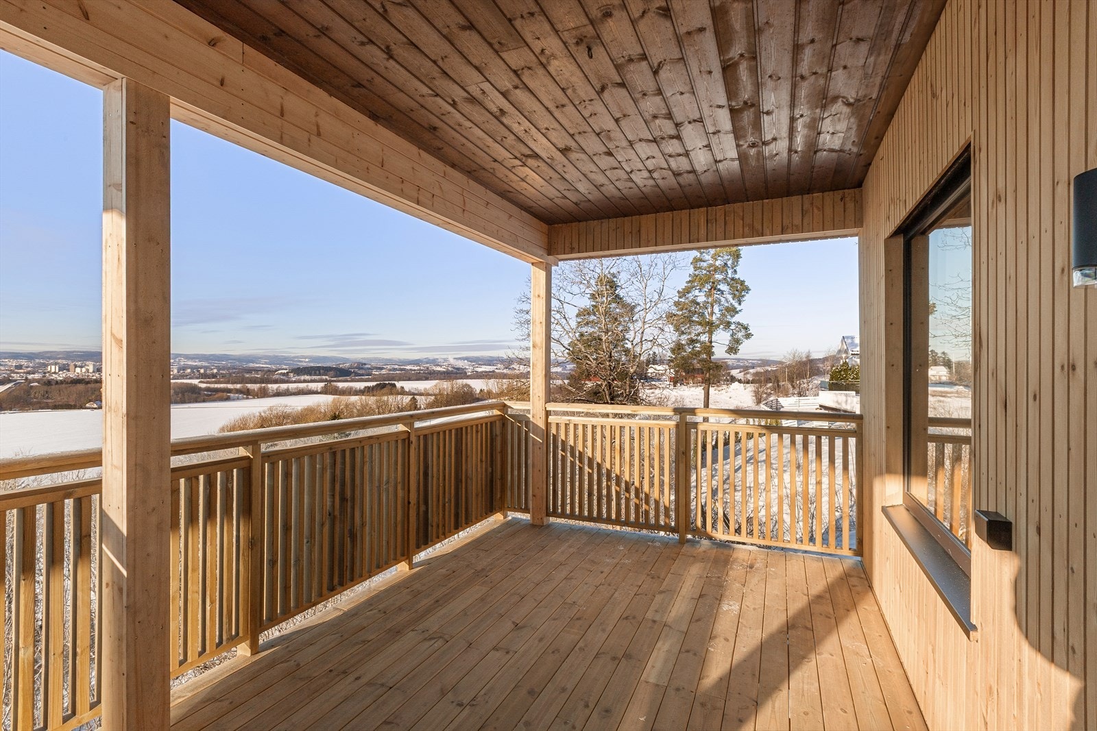 Deler av terrassen er overbygget, og det er god plass til flere soner. Galleribilde