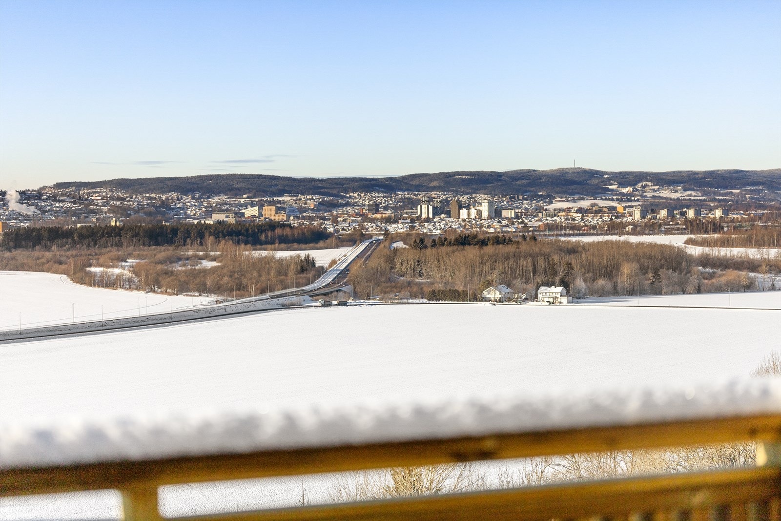 Fra balkongen ser man til Lillestrøm sentrum og mot Rælingsåsen. Galleribilde