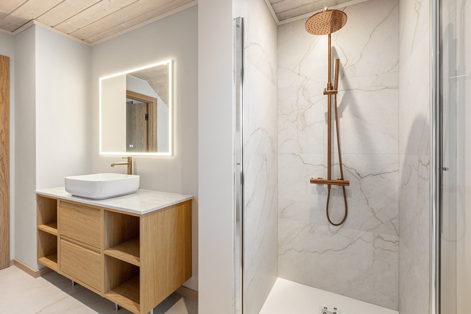 Dusjnisje med glassdør. Galleribilde