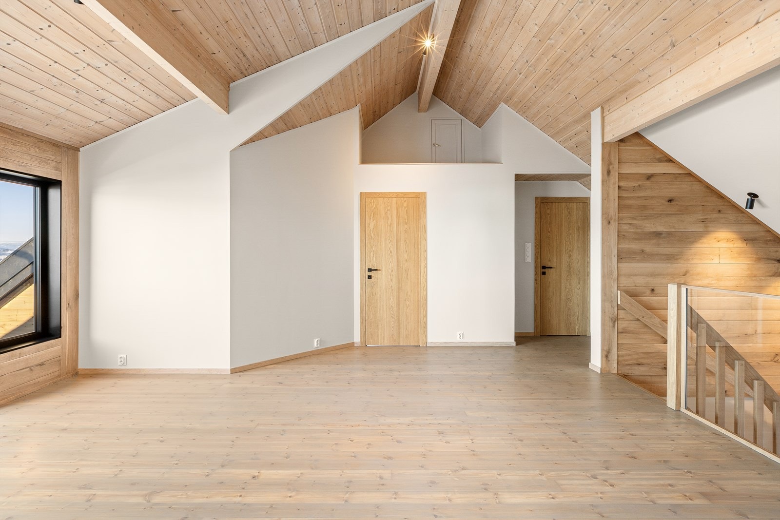 2. etasjen består av loftstue, tre soverom, bad og god oppbevaringsplass i kott og bod. Galleribilde