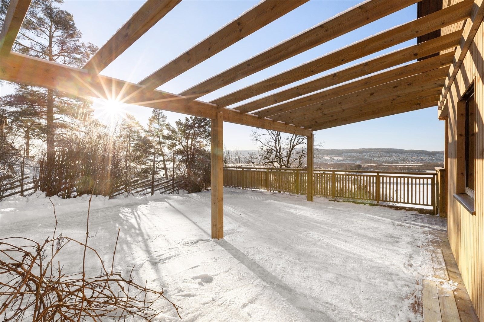 Boligen har flotte uteplasser med stor tomt og vest- og sydvendt terrasse på hele 89 kvm! Galleribilde