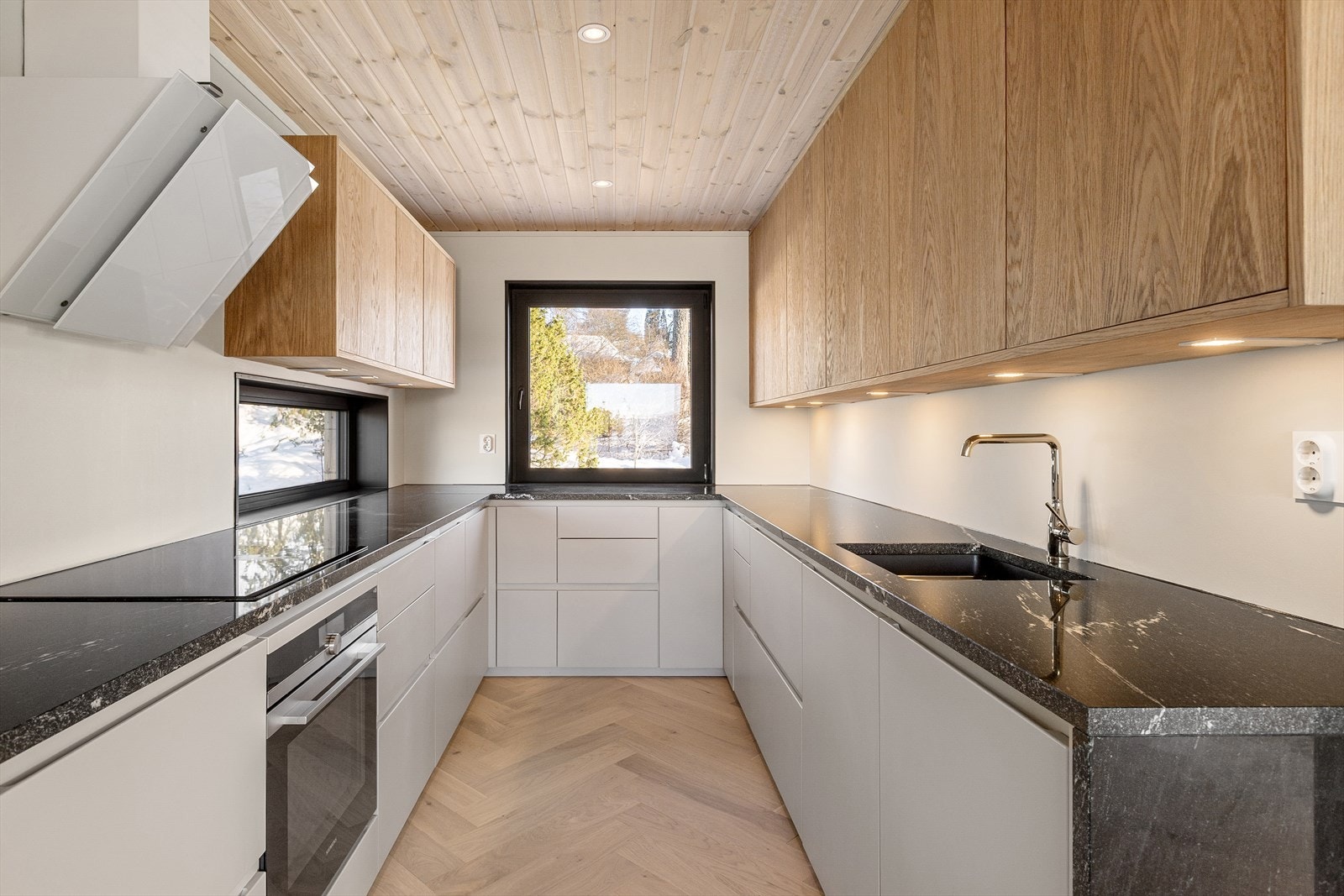 Boligen er betydelig oppgradert i senere tid med ny benkeplate på kjøkkenet, to oppgraderte baderom, nye overflater og ny utvendig kledning. Galleribilde