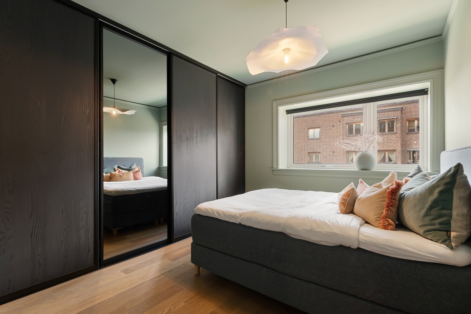 Hovedsoverom med god skapplass Galleribilde