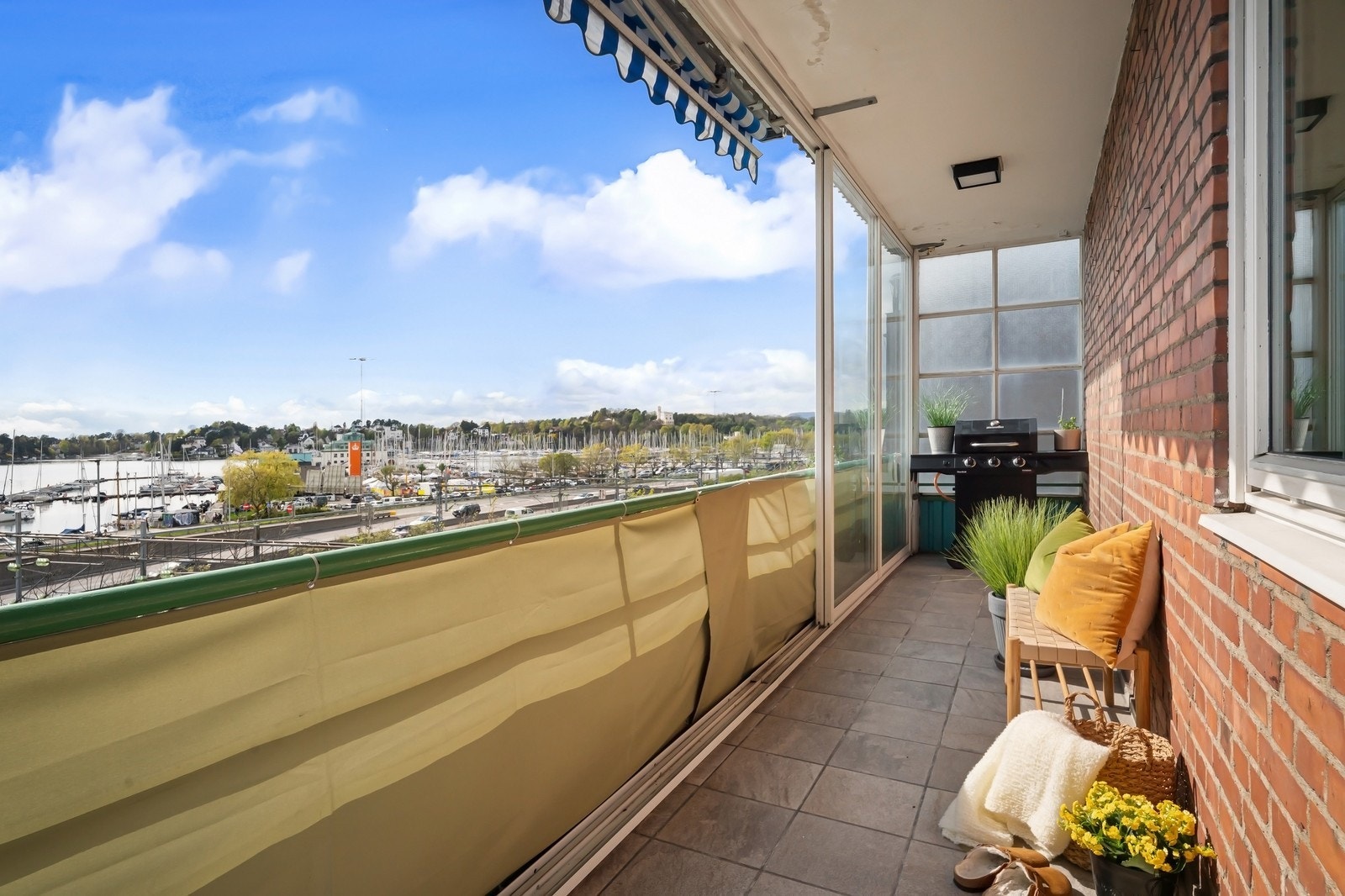 Balkong med utsikt over Oslofjorden. Innglasset om ønskelig Galleribilde