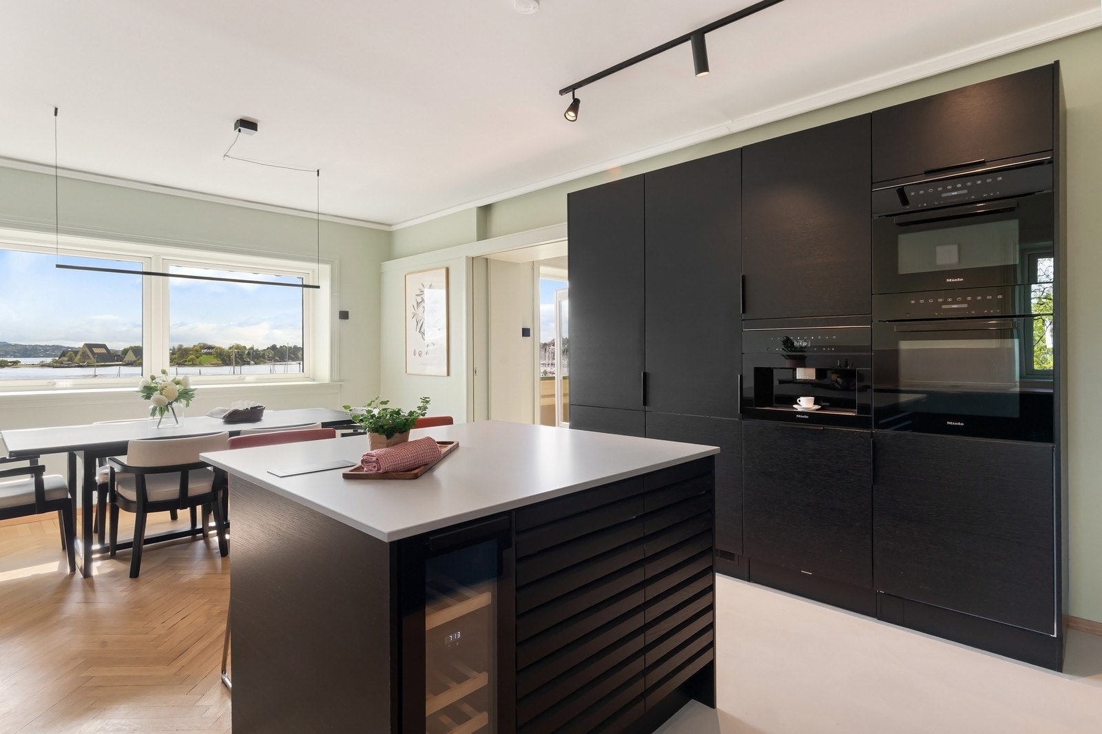 Kjøkken med kvalitetshvitevarer fra Miele Galleribilde