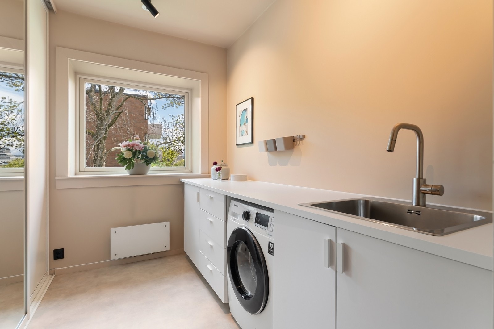 Vaskerom med innebygd garderobeskap Galleribilde