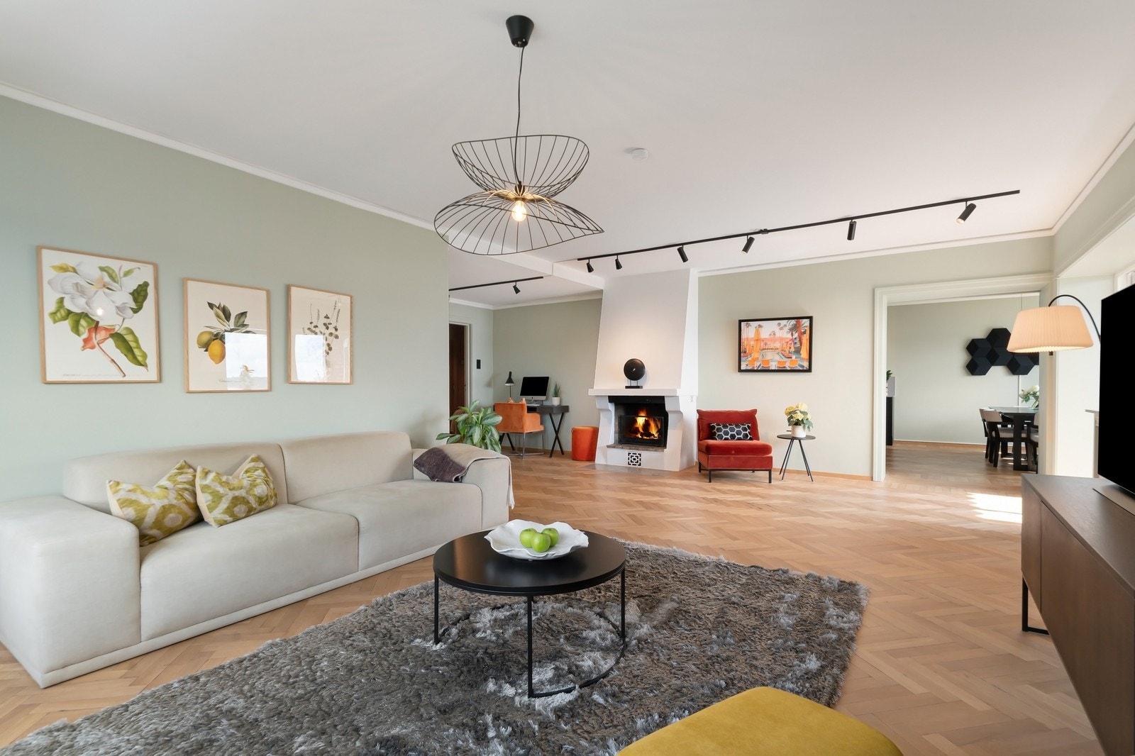 Stor stue me inngang til kjøkken og utgang til balkong Galleribilde