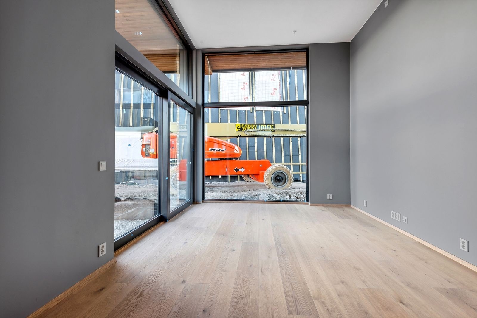 Stue - det er ekstra god takhøyde i hele leiligheten. Den fremstår som romslig og luftig Galleribilde