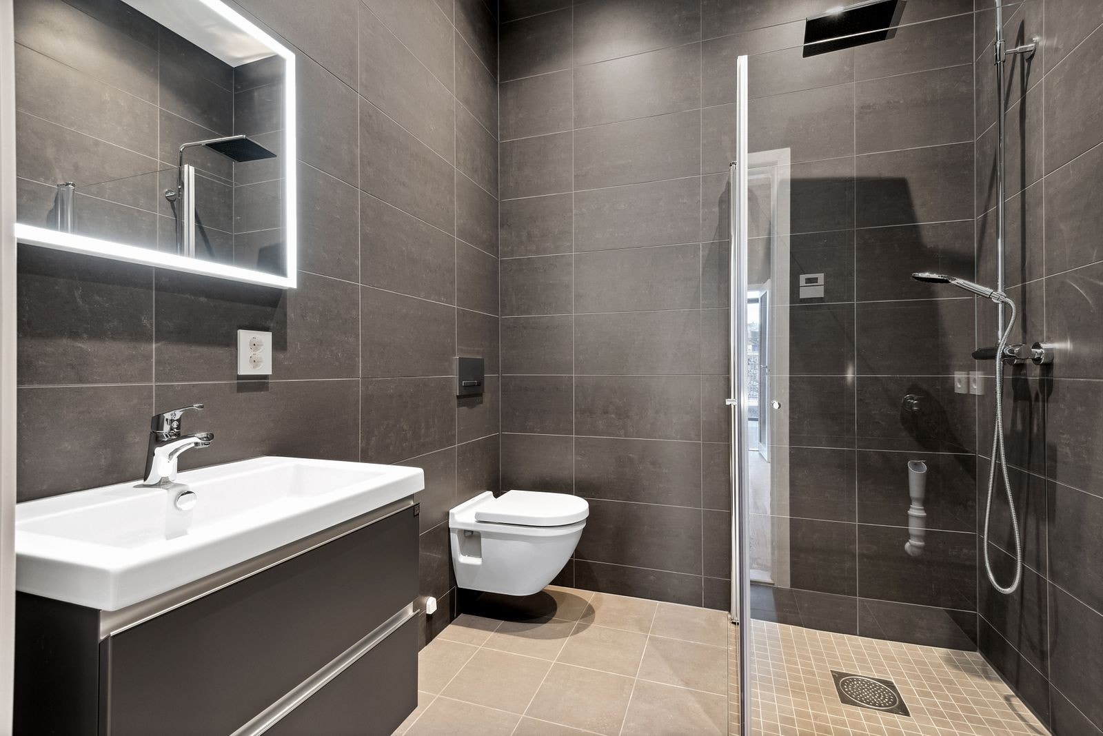 Flott helfliset bad med dusjhjørne Galleribilde