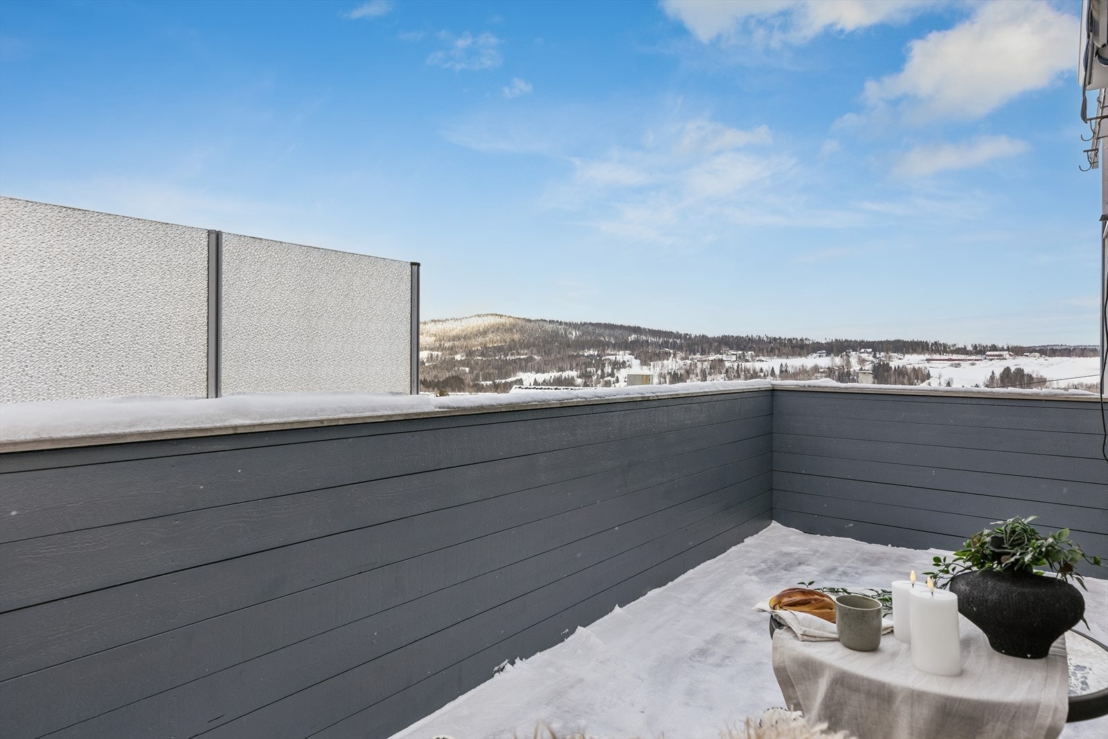 Balkongen har god plass til utemøbler og byr på en vidstrakt utsikt. Galleribilde