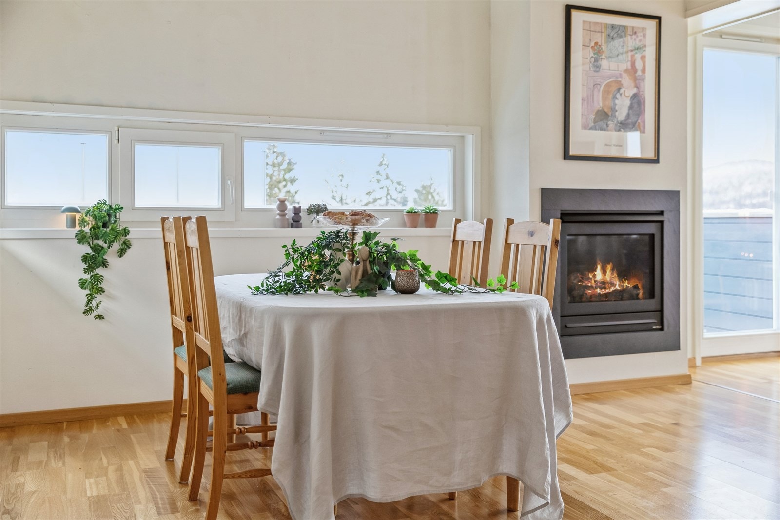 Her er det god plass til et stort spisebord, med peisen som et hyggelig element. Galleribilde
