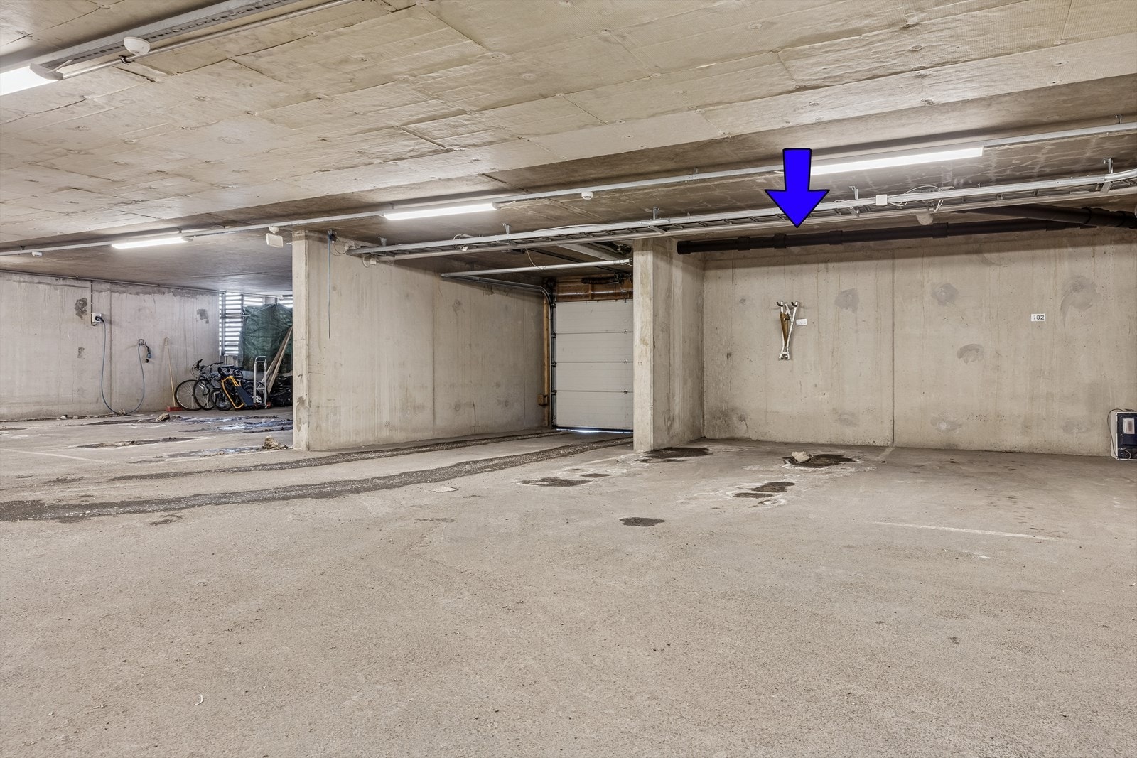 Parkering i felles, lukket garasjeanlegg. Galleribilde