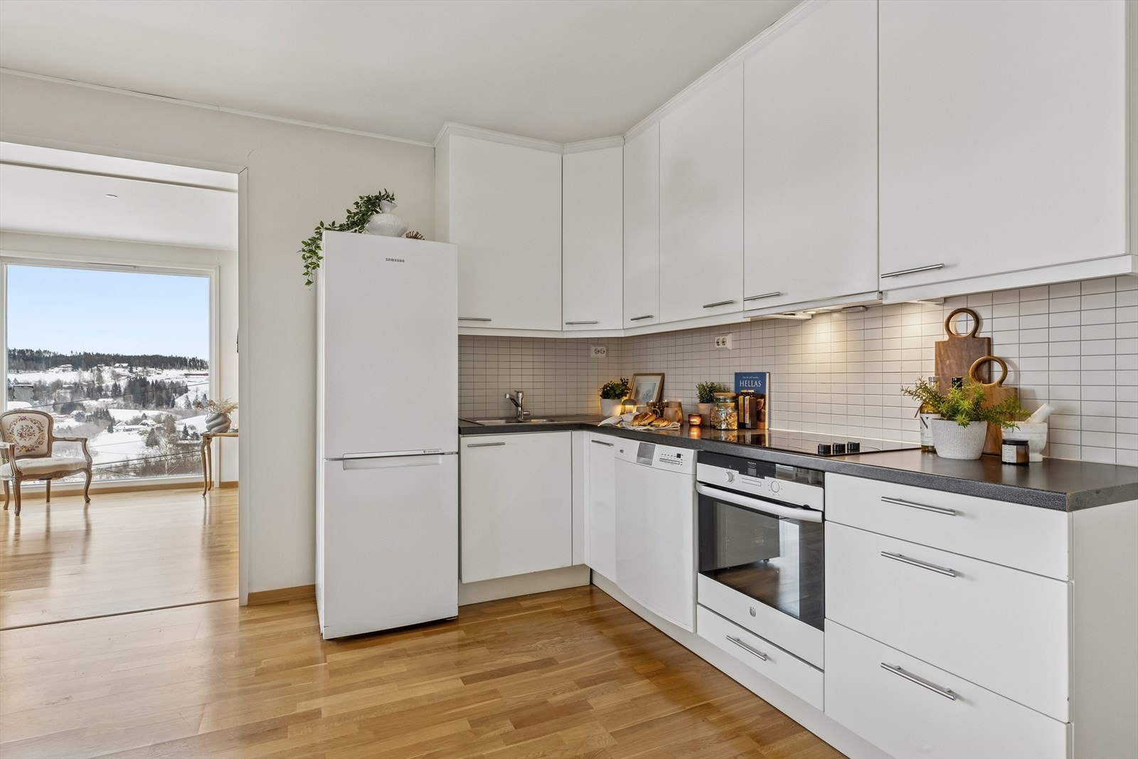 Praktisk kjøkken med god skap- og benkeplass, samt integrert stekeovn og platetopp. Galleribilde