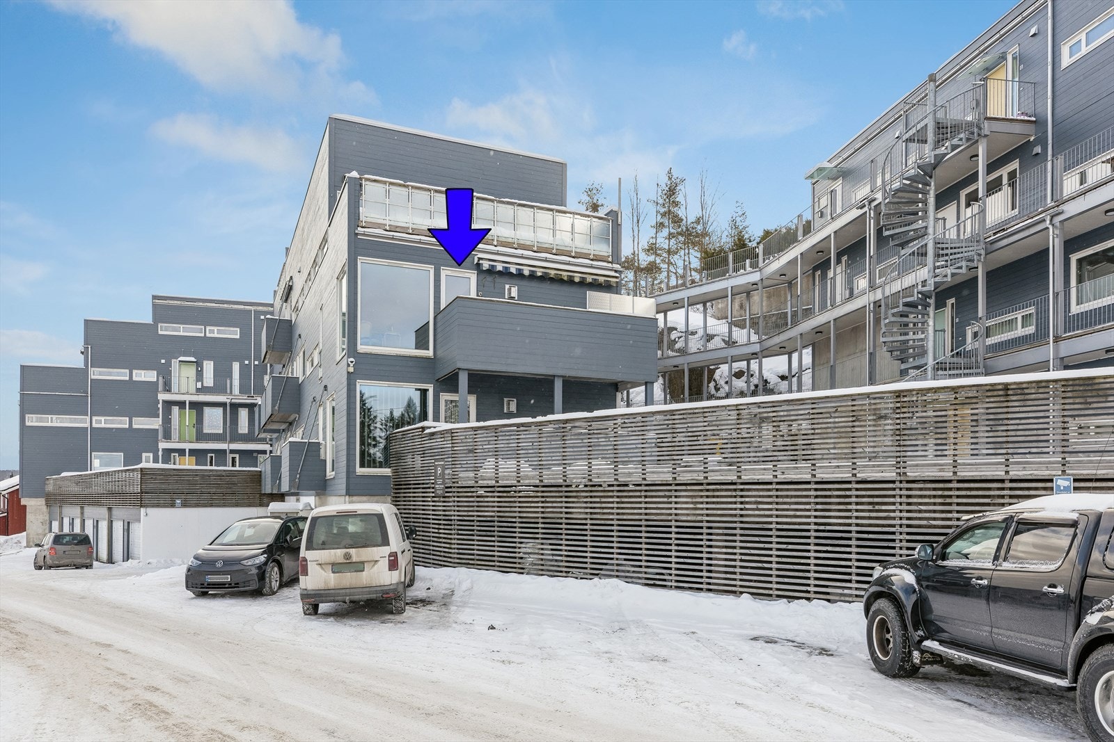 Gode parkeringsmuligheter på fellesområdet i tillegg til garasjeplass. Galleribilde