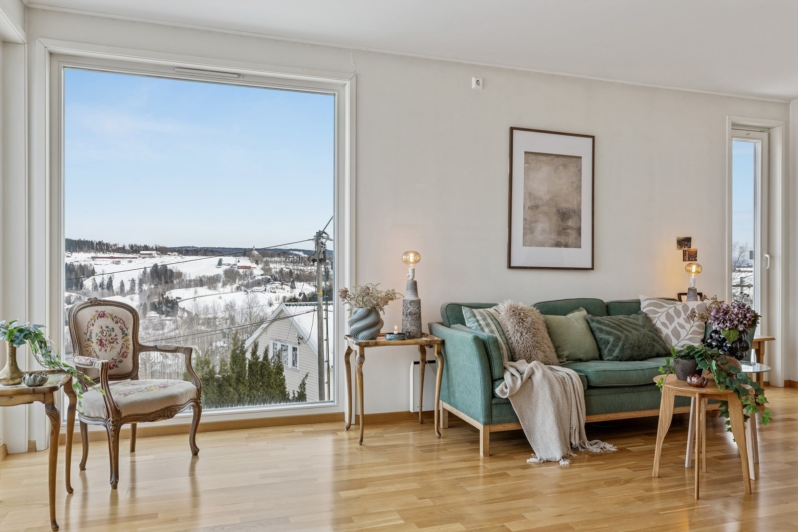 Det store stuevinduet rammer inn den flotte utsikten over nærområdet. Galleribilde