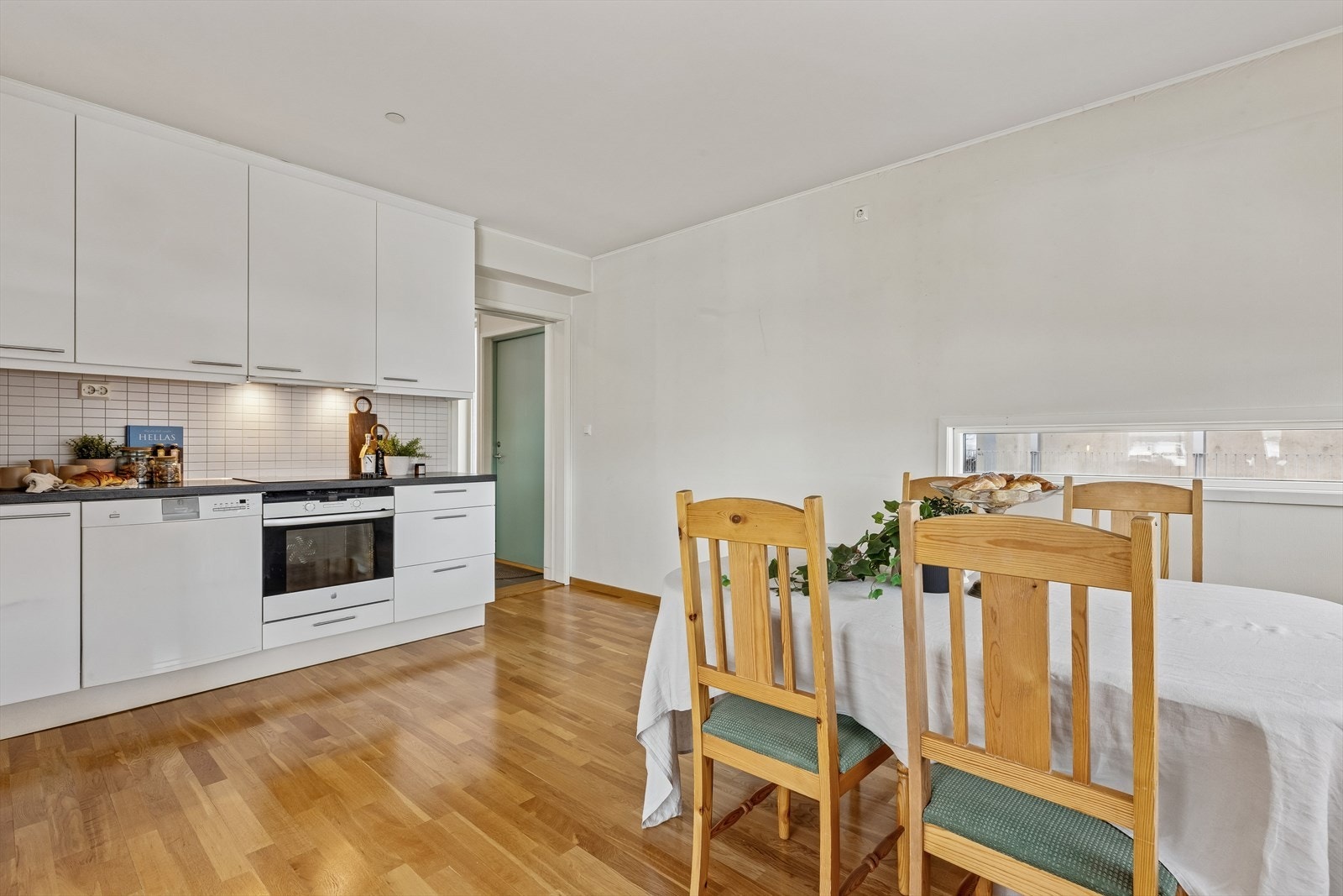 Den åpne løsningen gir rom for en spiseplass i tilknytning til kjøkkenet. Galleribilde