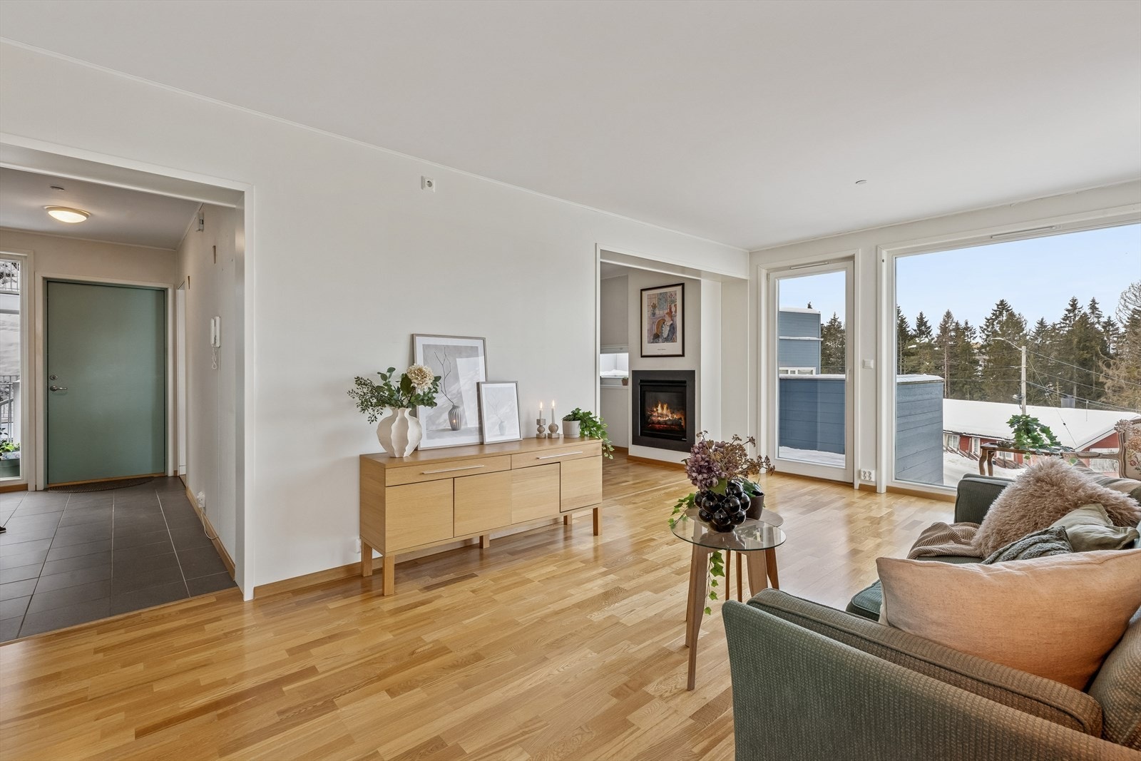 Stuen har store vindusflater, gasspeis og direkte utgang til balkongen. Galleribilde