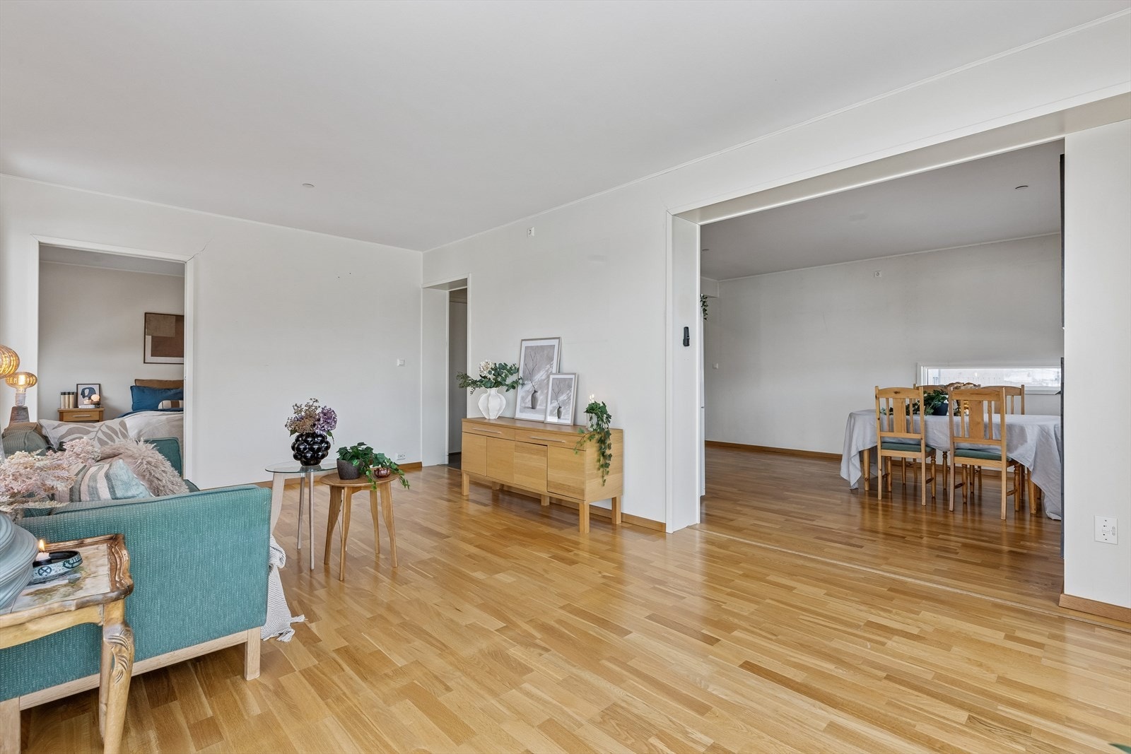 Gjennomgående eikeparkett binder rommene sammen og skaper en helhetlig atmosfære. Galleribilde