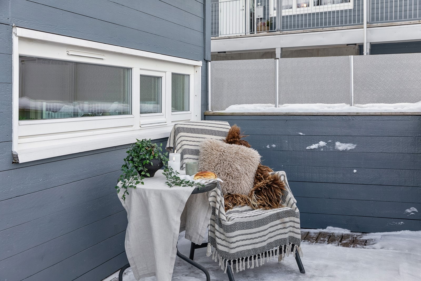 En skjermet krok på uteplassen gir mulighet for en lun sittegruppe. Galleribilde