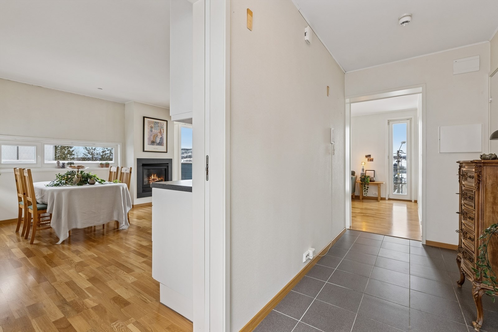 Fra entreen åpner leiligheten seg opp mot de sosiale sonene. Galleribilde