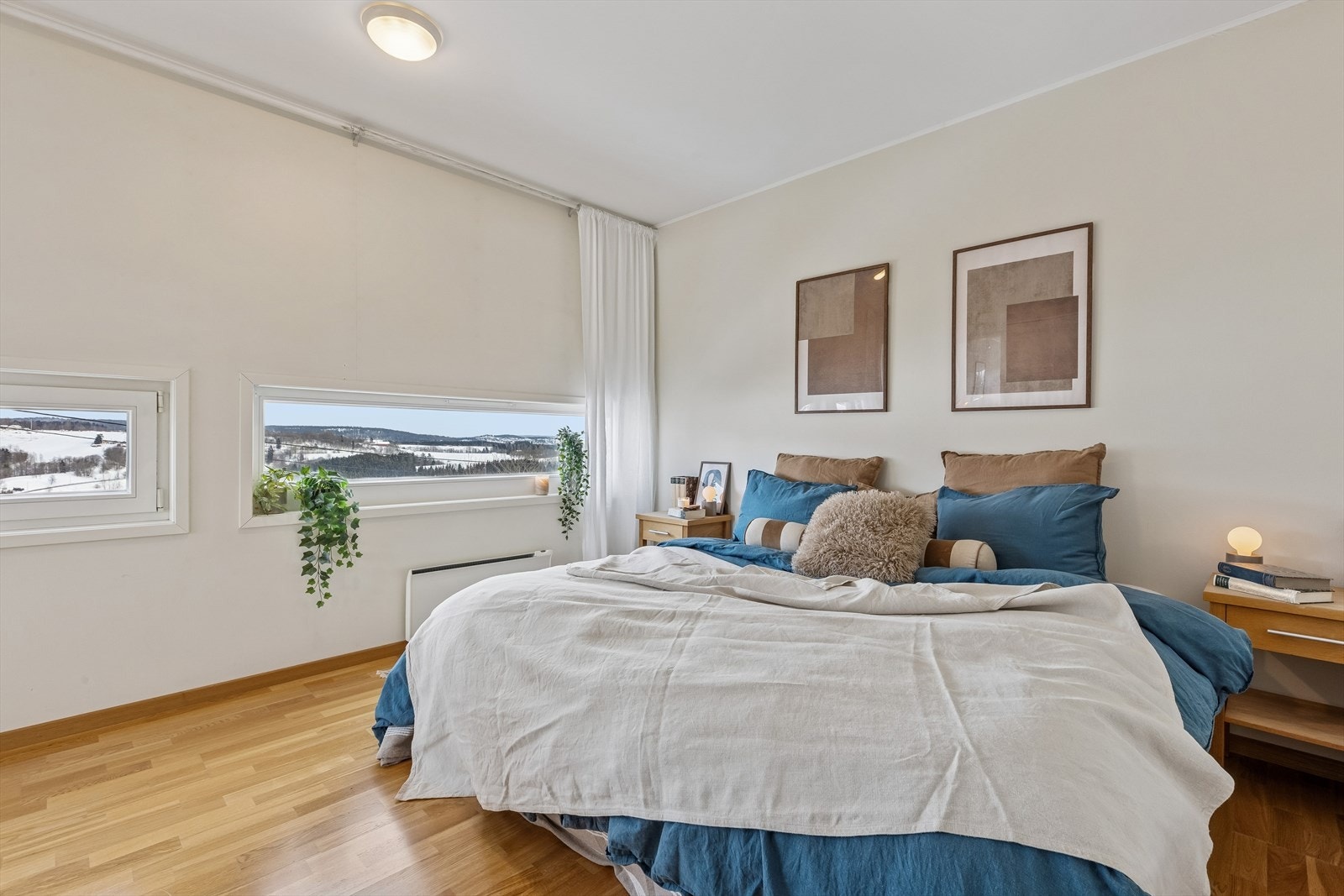 Hovedsoverommet er romslig og har plass til dobbeltseng og garderobeløsning. Galleribilde