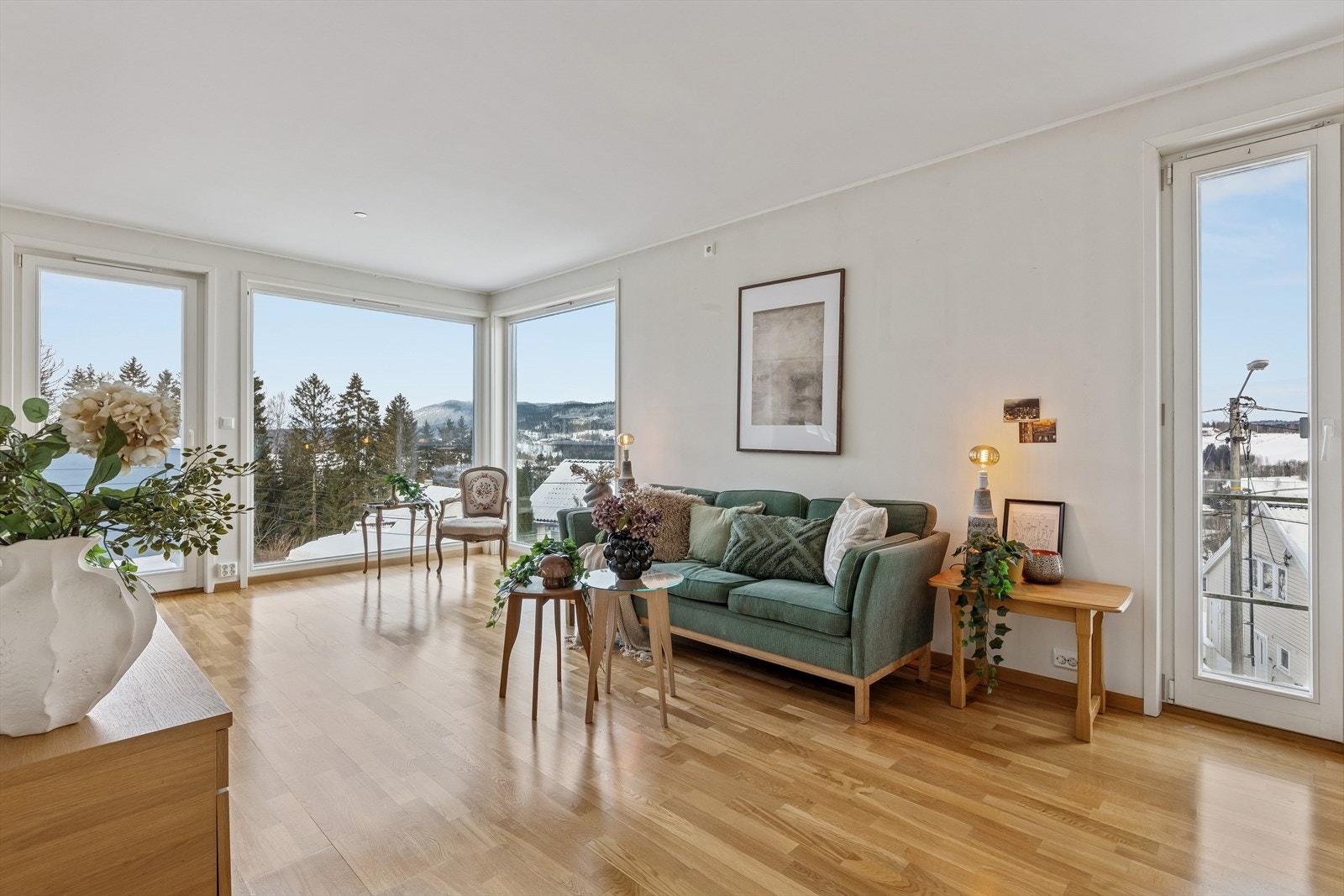 Leiligheten byr på en åpen planløsning, store vindusflater og flott utsikt. Galleribilde