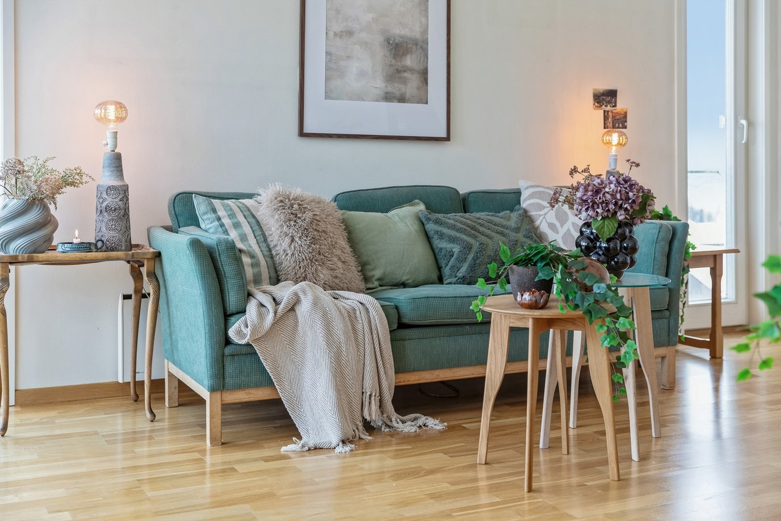 Rommet er enkelt å møblere med god plass til en romslig sofagruppe. Galleribilde