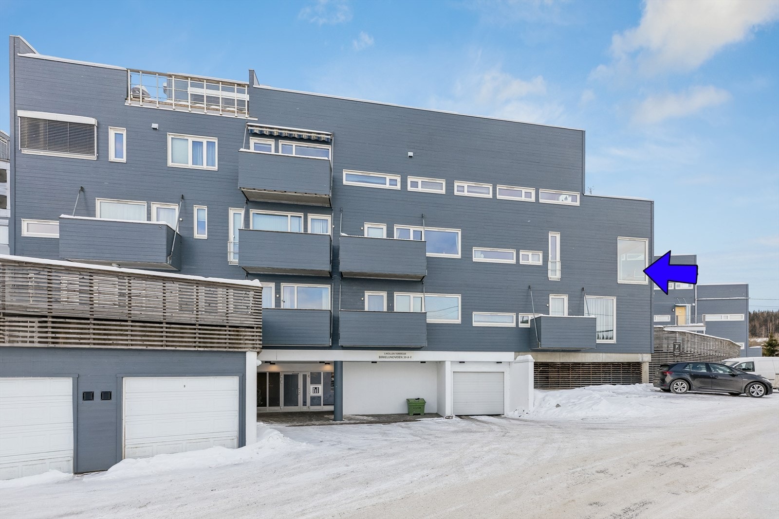 Bygget har en moderne arkitektur med parkering i underetasjen. Galleribilde