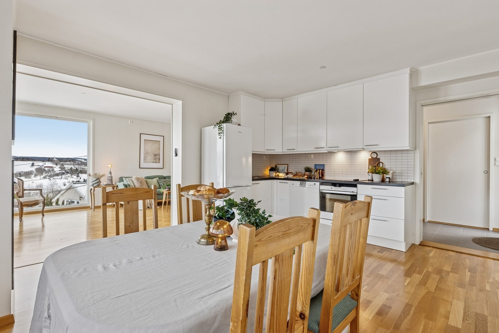 Spisestuen er et naturlig bindeledd mellom kjøkkenet og stuen. Galleribilde