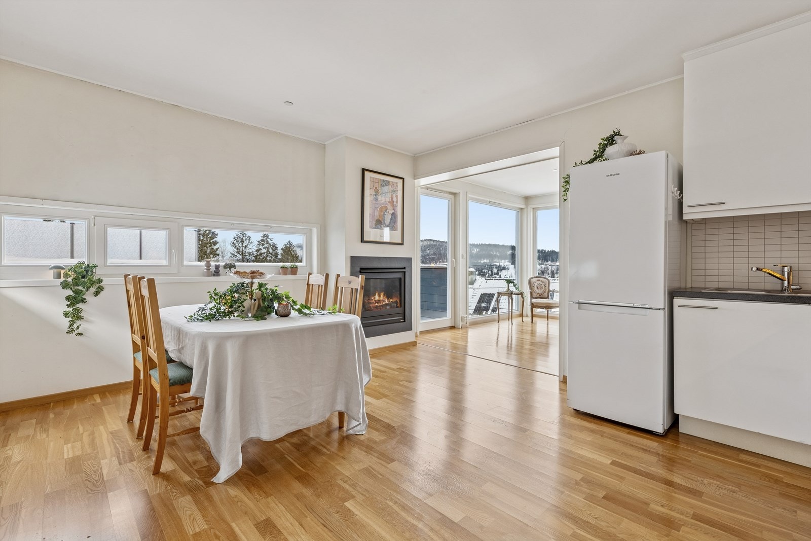 Den åpne løsningen skaper en sosial sone mellom stue, spisestue og kjøkken. Galleribilde