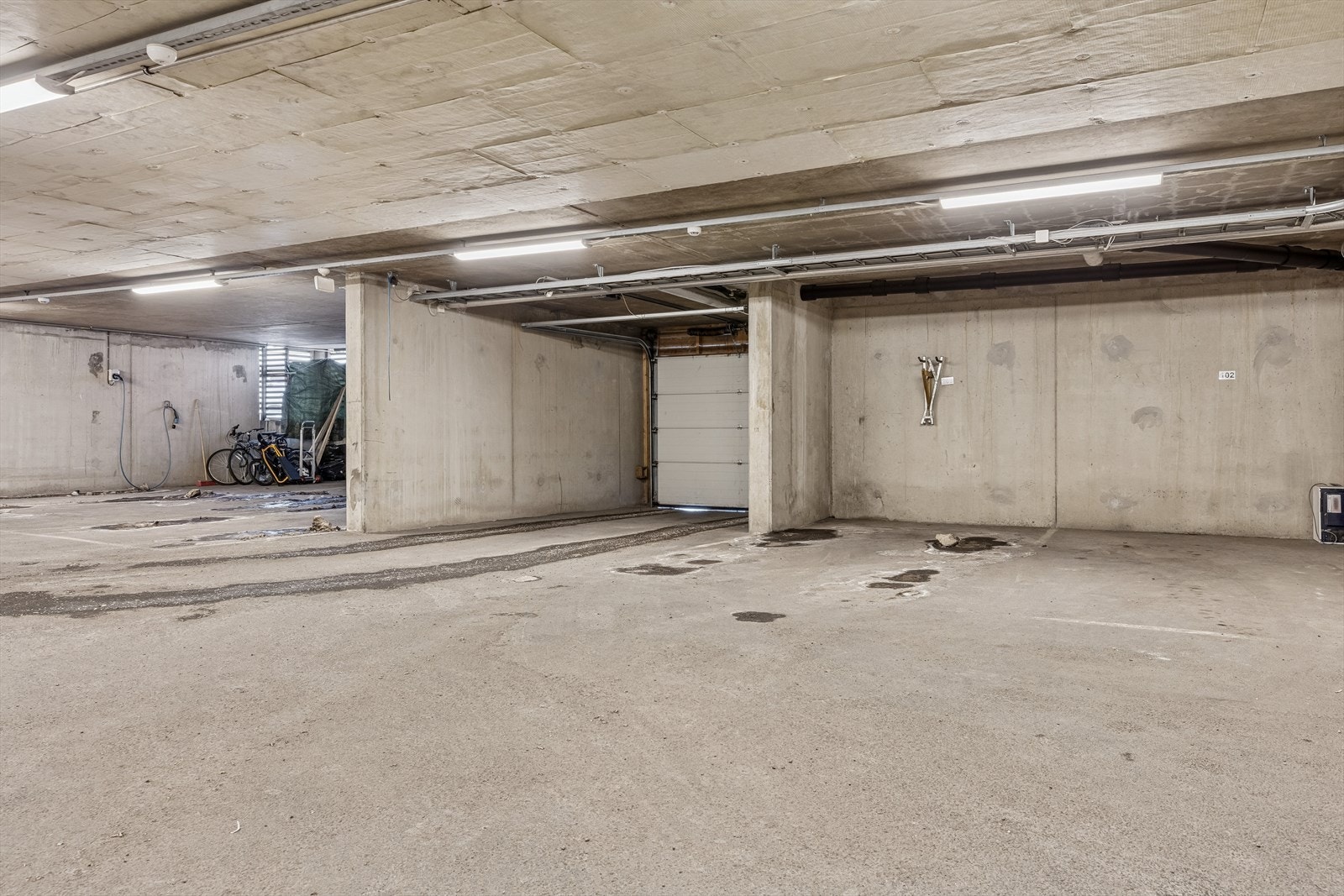 Parkering i felles, lukket garasjeanlegg. Galleribilde