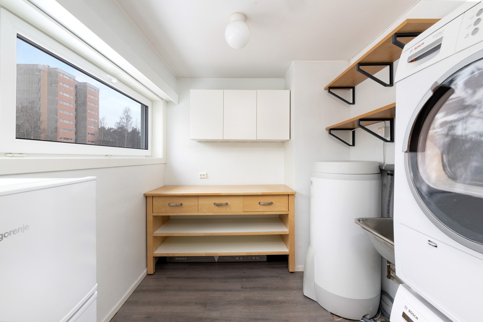 Fra kjøkkenet er det inngang til vaskerom. Galleribilde