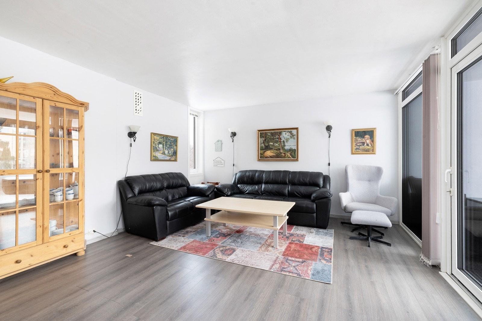 Romslig stue med god plass til både sofagruppe og spisebord. Galleribilde